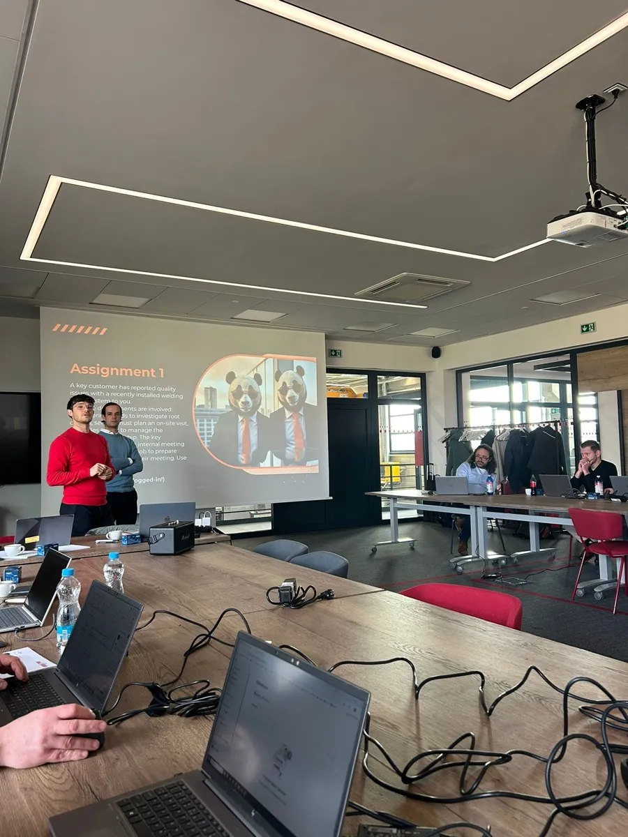 Leadership sessie in Paskov: twee deelnemers presenteren een opdracht tijdens de AI-kick-off van Valk Welding